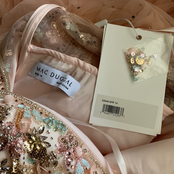 MAC DUGGAL
Cap Sleeve Embellished Tulle Gown - Picture 14 of 15